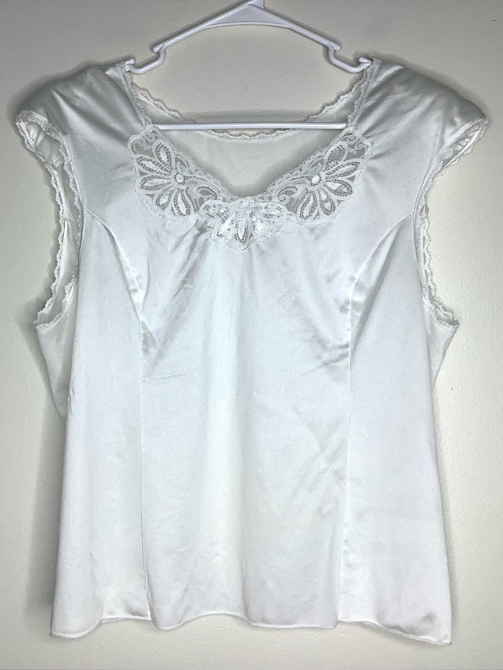 < Vintage Shadowline White Lace Trimmed Lingerie Top >